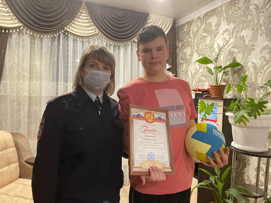 Каневские полицейские наградили победителей конкурса детского рисунка 