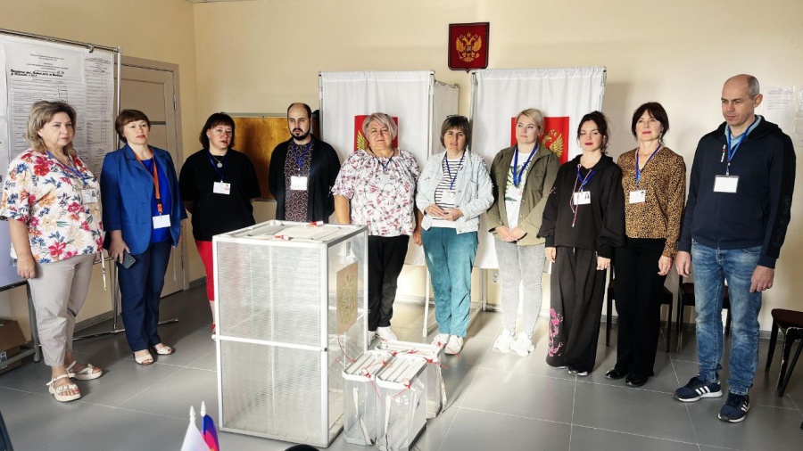 Избирательные участки открылись под гимн Российской Федерации