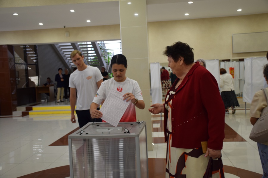 Избирательные участки вновь открыты для голосования