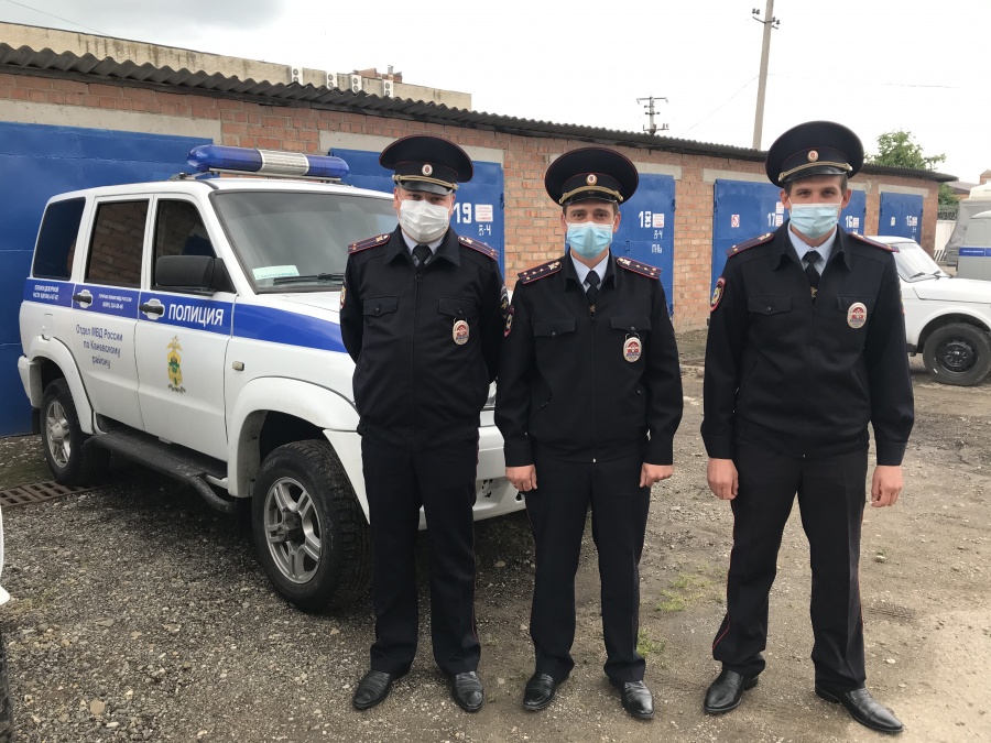 В Каневском районе сотрудники патрульно-постовой службы полиции спасли из огня пожилую женщину В Каневском районе сотрудники патрульно-постовой службы полиции спасли из огня пожилую женщину