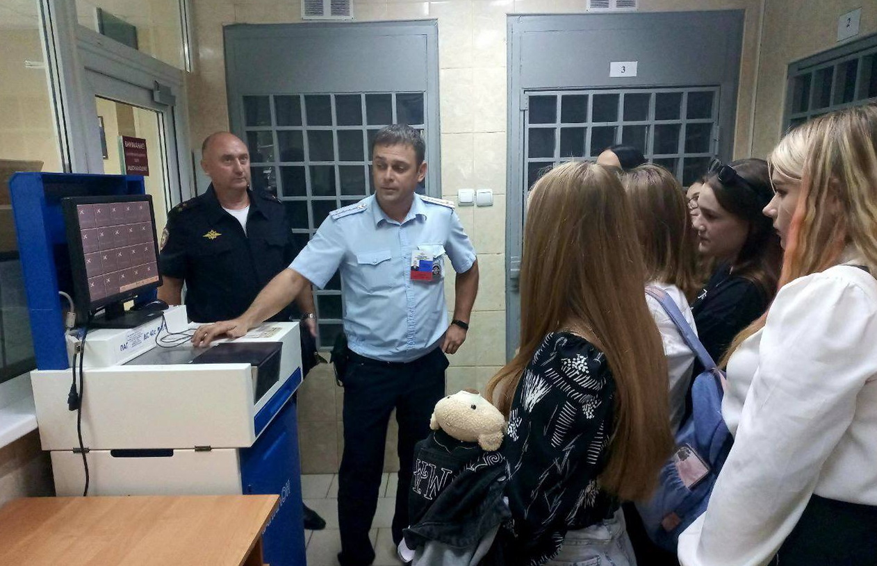 Еженедельно в Отделе МВД России по Каневскому району проходят экскурсии профориентационной направленности