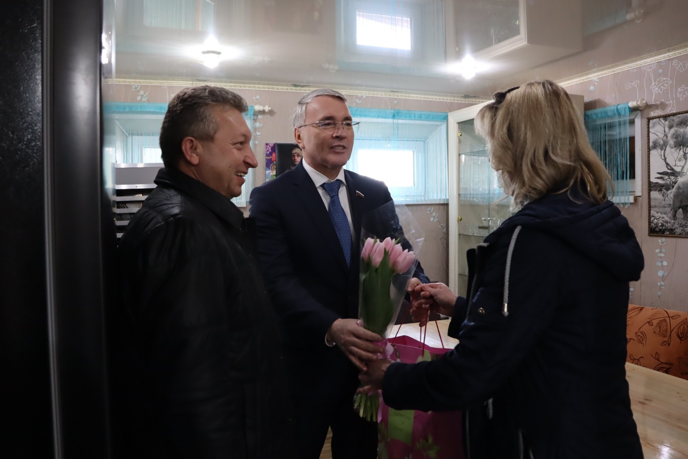 Жён и матерей участников спецоперации поздравили с 8 Марта