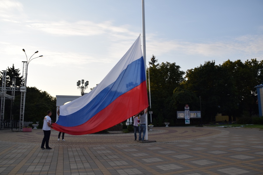 Российский флаг поднять!