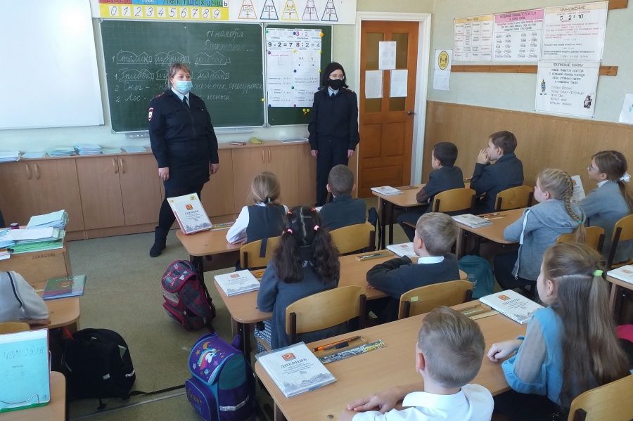 Полицейские провели профилактические мероприятия по правовому информированию детей