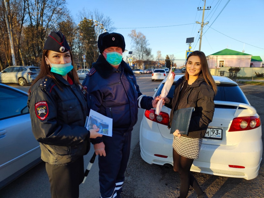 Дорожные полицейские поздравили женщин-водителей с наступающим Днем матери