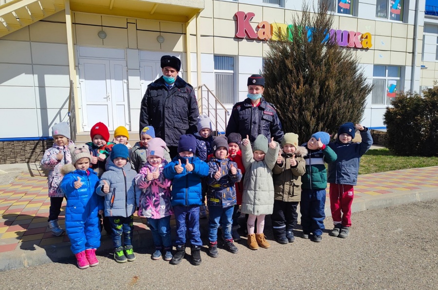 Дорожные полицейские провели для дошкольников мероприятие «Правила дорожные - детям знать положено!»