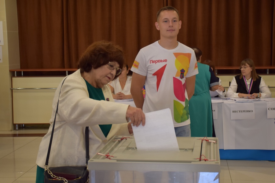 Приняла участие в голосовании и Герой труда Кубани Наталья Боева