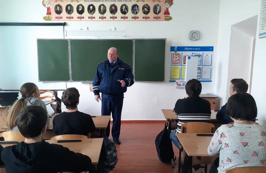 Дорожные полицейские в преддверии каникул провели профилактические беседы со школьниками