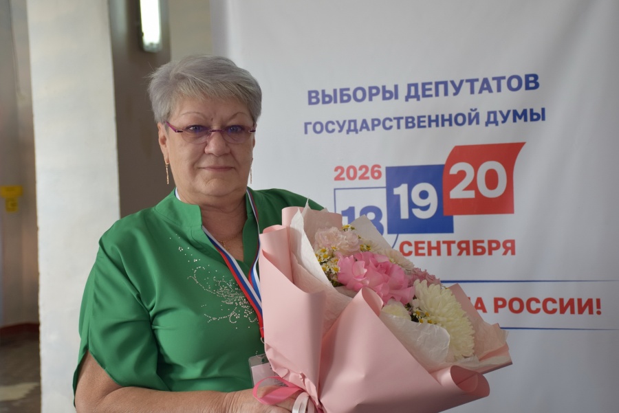 Председатель участковой избирательной комиссии станицы Придорожной Лариса Калина отмечает день рождения 