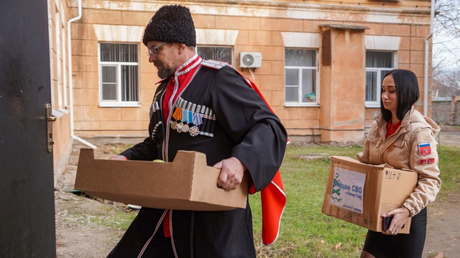 В преддверии Нового года каневчане побывали в подшефных воинской части и госпитале В преддверии Нового года каневчане побывали в подшефных воинской части и госпитале