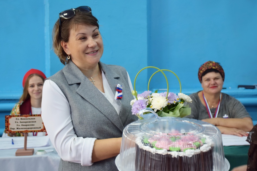На избирательных участках поздравляли именинников