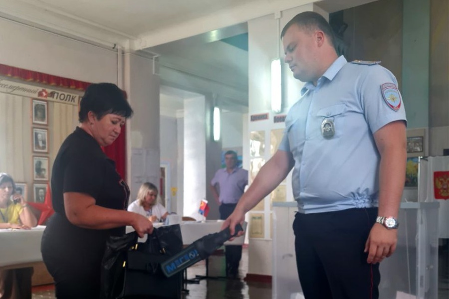Сотрудники Отдела МВД России по Каневскому району обеспечивали правопорядок и безопасность граждан на районных выборах