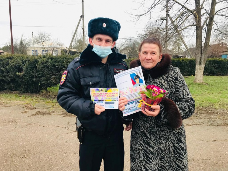 В Каневском районе участковые уполномоченные полиции поздравили женщин с 8 Марта
