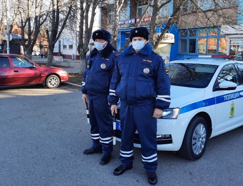 В Каневском районе сотрудники ДПС оказали помощь женщине с сердечным приступом