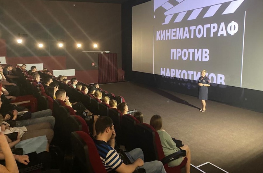Полицейские и общественники Каневского района приняли участие в акции «Кинематограф против наркотиков»