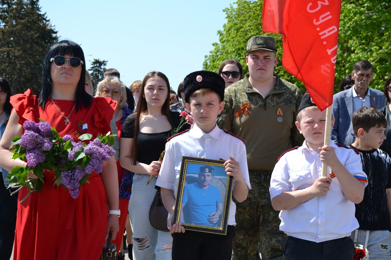 Жители района небольшими группами продолжают нести цветы к Вечному огню
