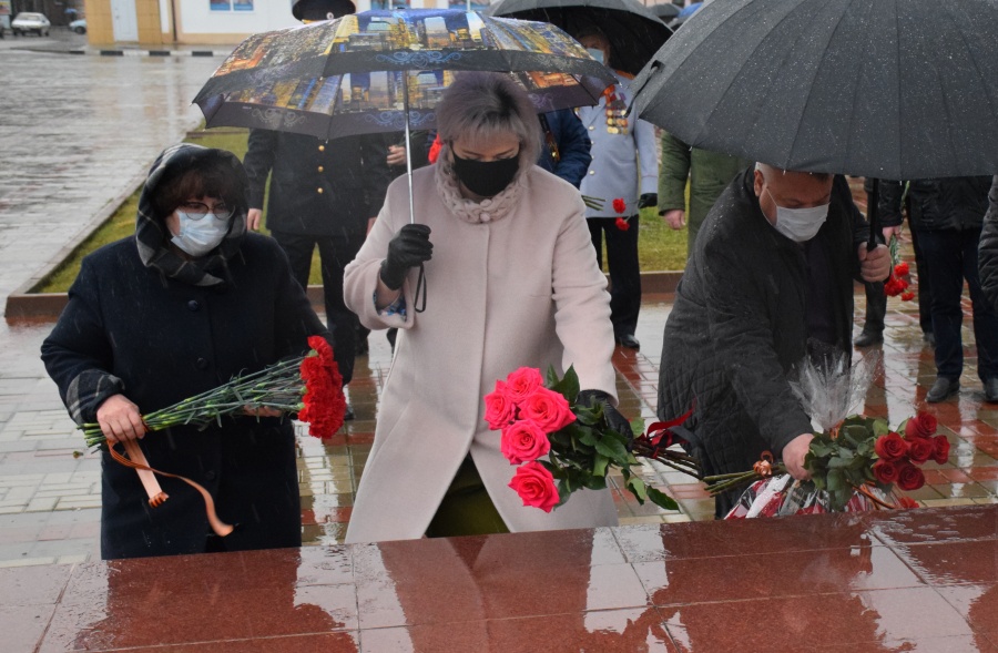 В память о героях-освободителях – цветы у Вечного огня