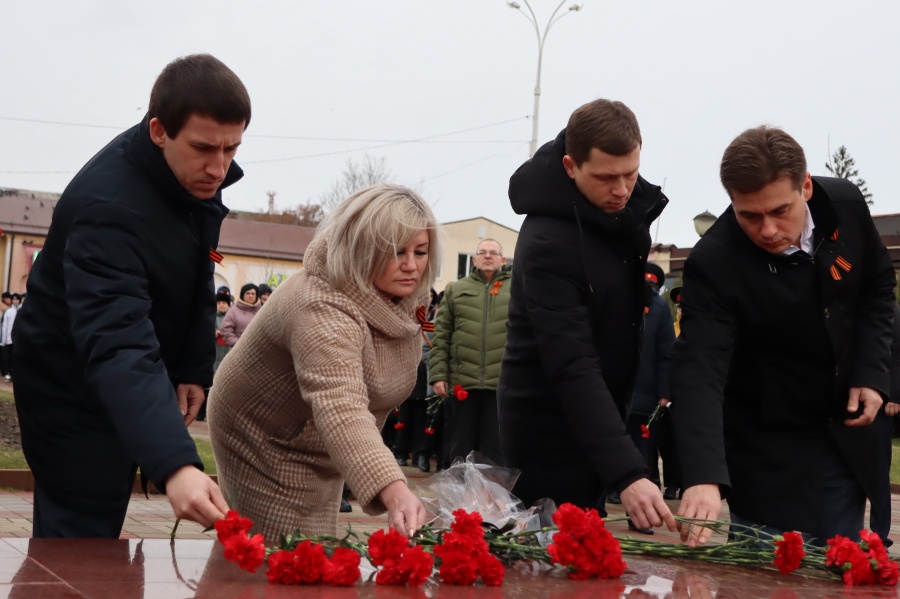 В центре Каневской возложили цветы в честь 81-й годовщины освобождения района от немецко-фашистских захватчиков