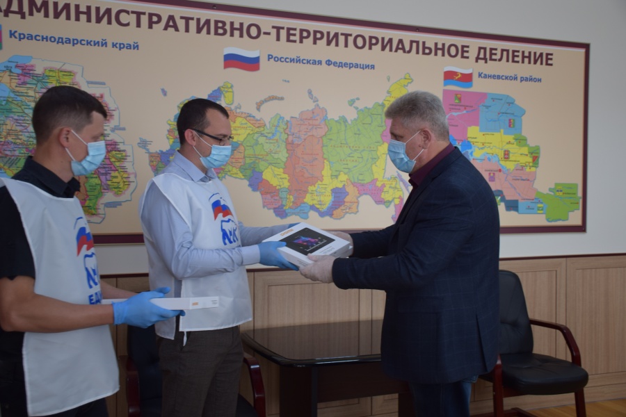 Три семьи Каневского района получили планшеты в рамках проекта «Помоги учиться дома»
