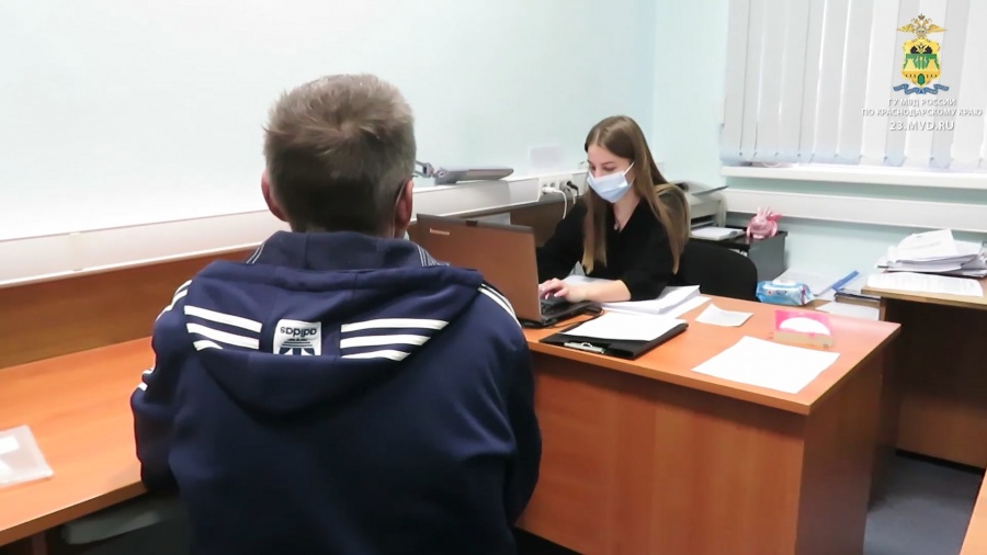 В Каневском районе оперативники задержали подозреваемого в ограблении местной жительницы