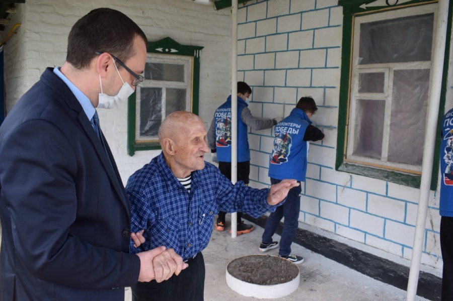 Волонтеры Победы провели субботник по благоустройству дворов ветеранов Волонтеры Победы провели субботник по благоустройству дворов ветеранов