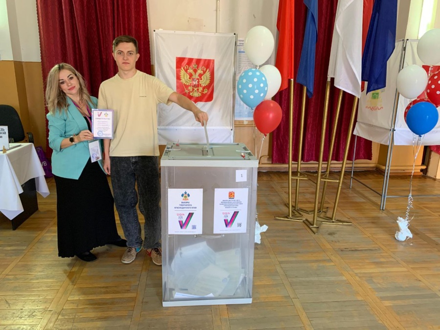 С подарками встречают на участках именинников и впервые голосующих