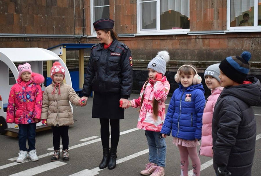 Каневские полицейские рассказали дошкольникам о правилах безопасного поведения на дороге