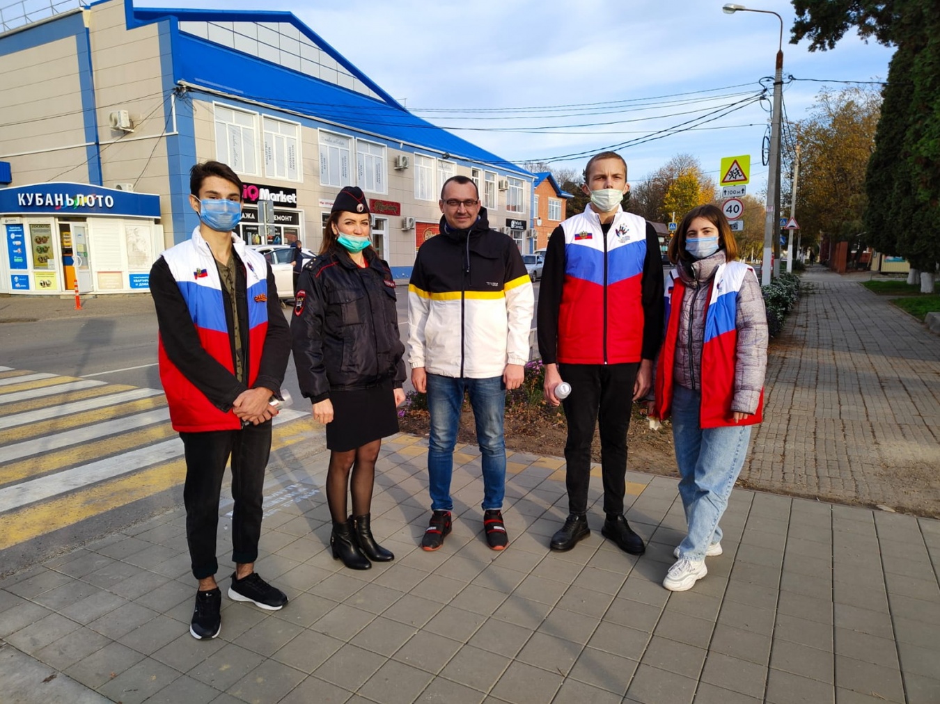 Полицейские Каневского района совместно с волонтерами провели акцию «Трафарет безопасности»