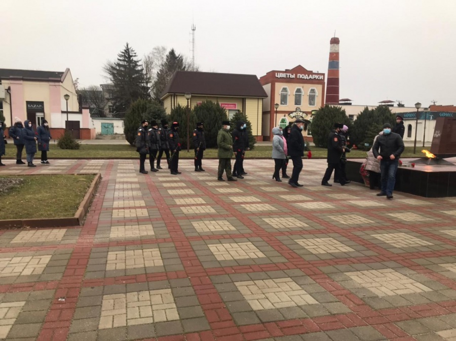 В День защитника Отечества возложили цветы к обелиску Славы в Каневской В День защитника Отечества возложили цветы к обелиску Славы в Каневской