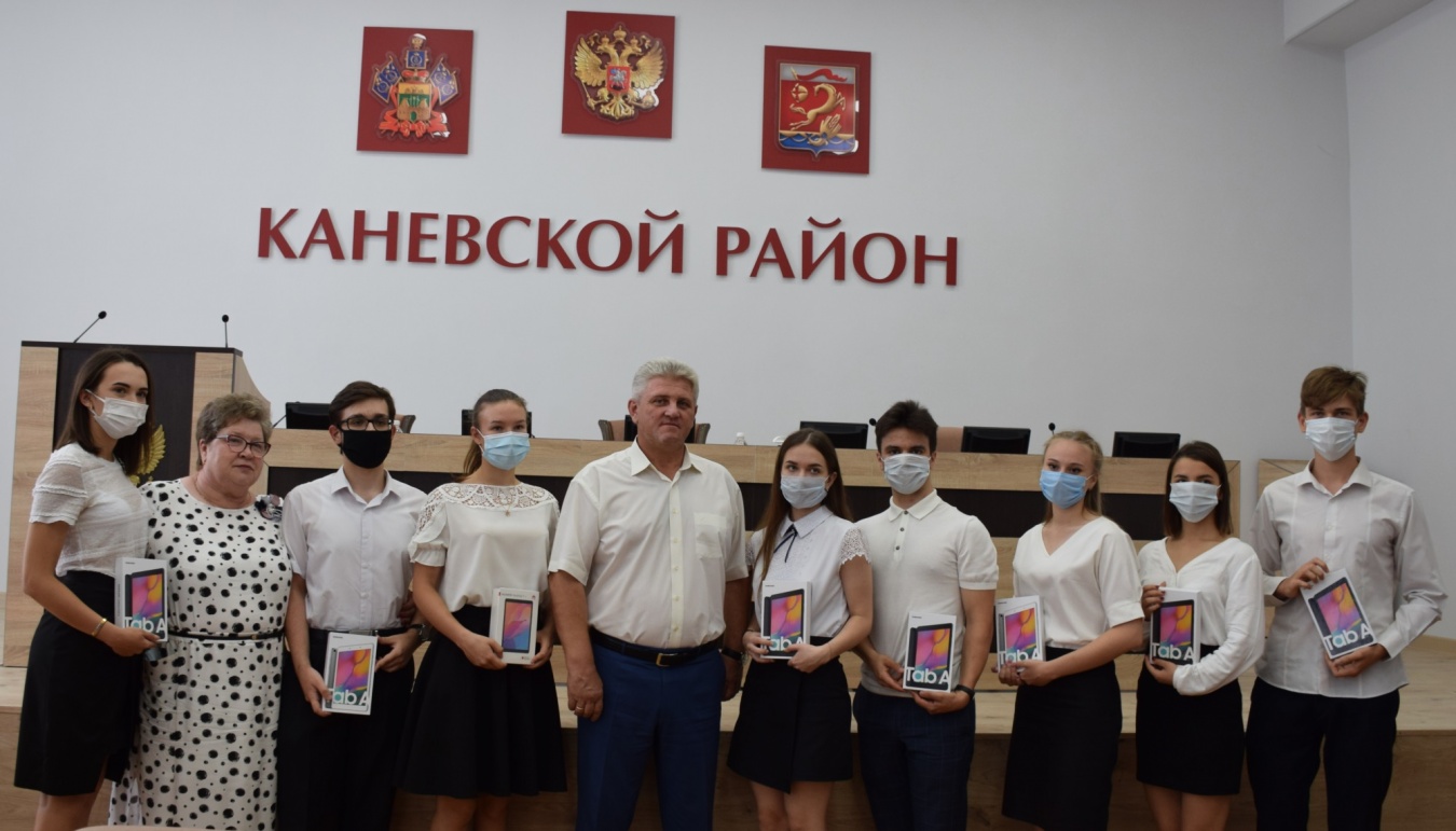 Глава района Александр Герасименко провел торжественный прием выпускников-стобалльников