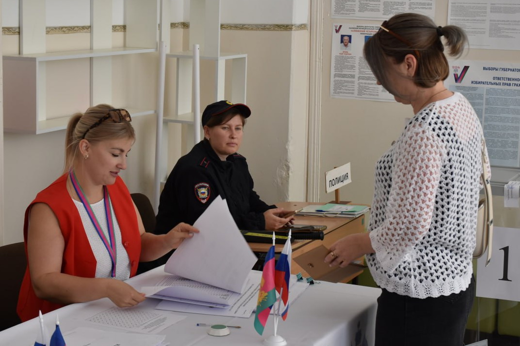 Спешат избиратели и на участок № 17-03