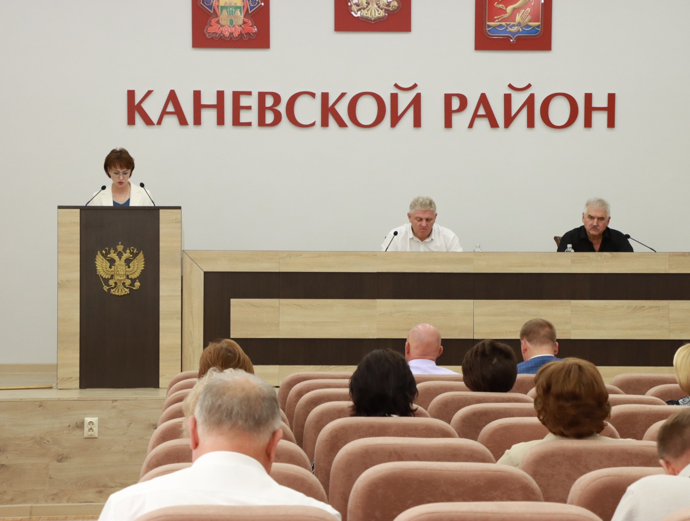 С награждения начали сегодня расширенное планерное совещание в администрации Каневского района