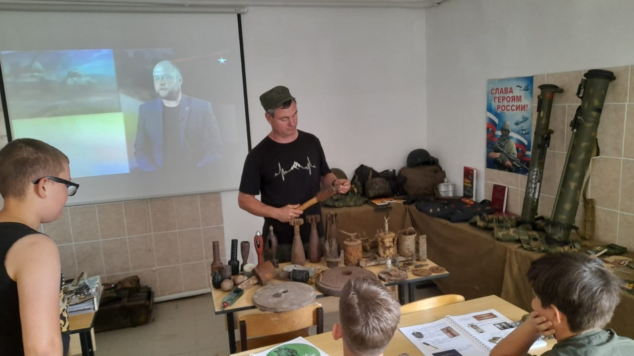 На базе поискового отряда «Память Кубани» провели занятие по минно-сапёрному делу