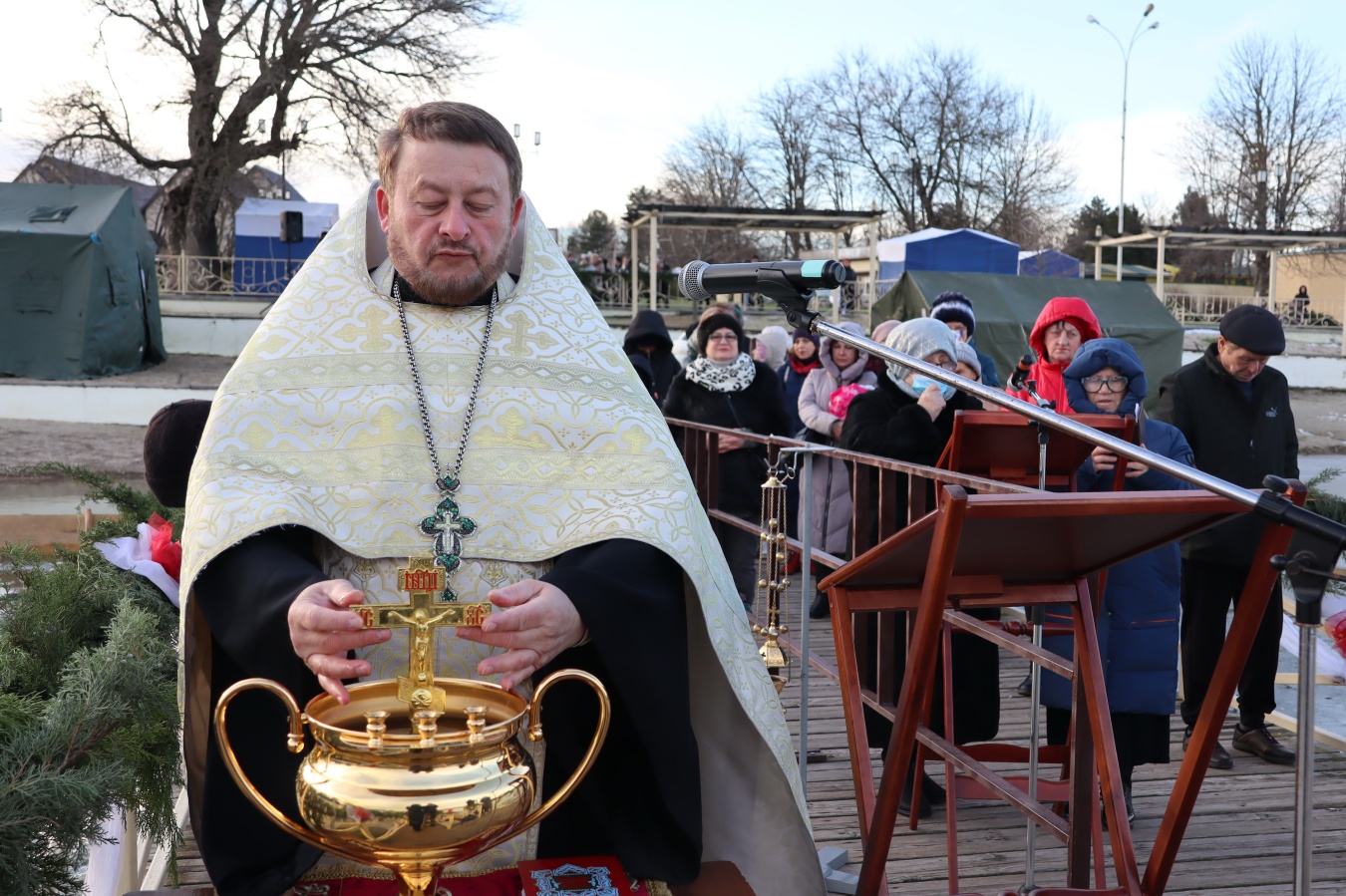 На центральном пляже станицы Каневской началось крещенское купание