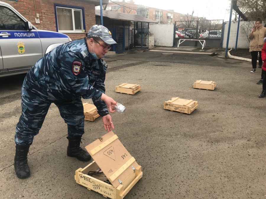 Полицейские и общественники провели для школьников день открытых дверей Полицейские и общественники провели для школьников день открытых дверей