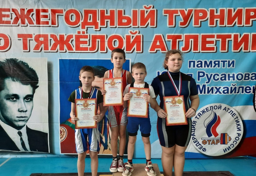 На первенстве по тяжелой атлетике каневские спортсмены заняли 18 призовых мест