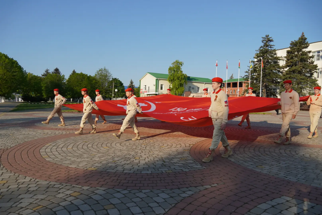 Утром 9 мая на центральной площади райцентра подняли Знамя Победы
