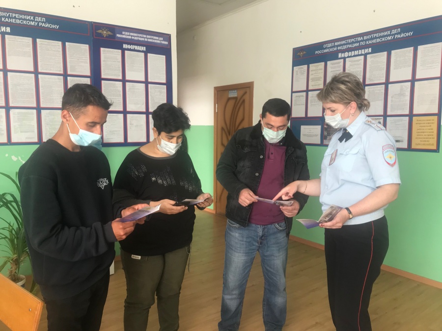 В Каневском районе полицейские провели акцию «Госуслуги – это просто!»
