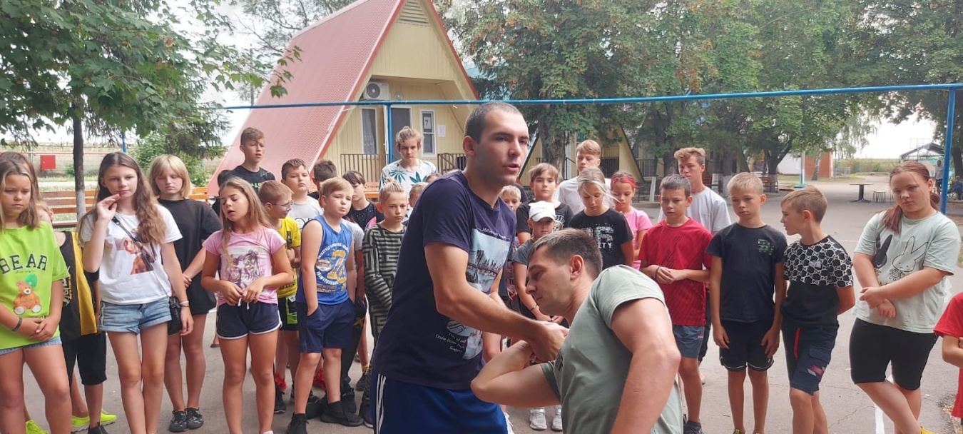В Каневском районе полицейские и общественники провели для школьников зарядку