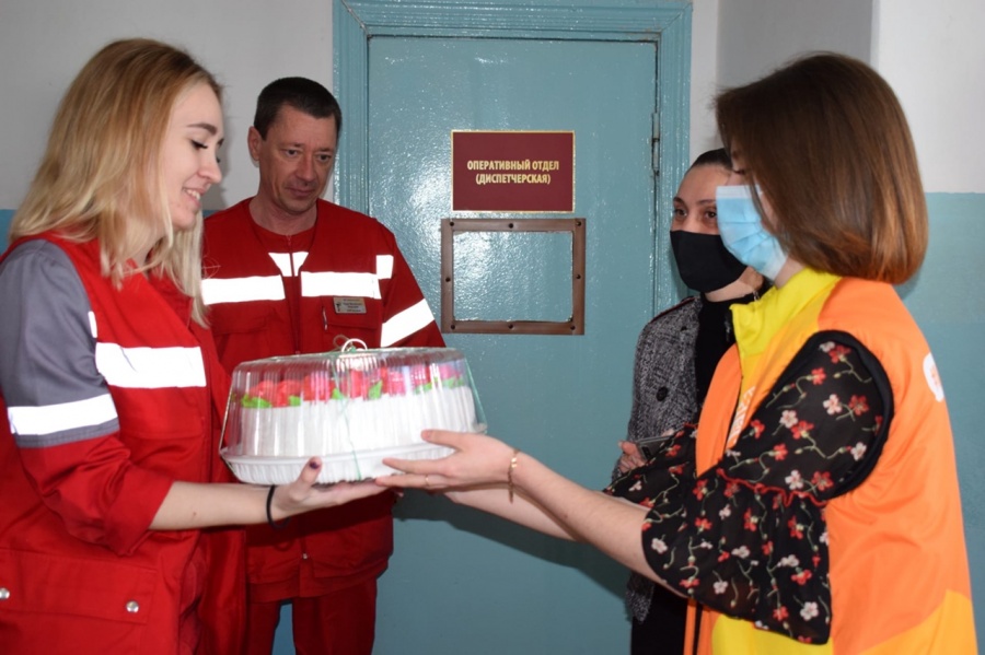 Волонтеры Всероссийской акции взаимопомощи #МыВместе поздравили врачей скорой помощи с профессиональным праздником