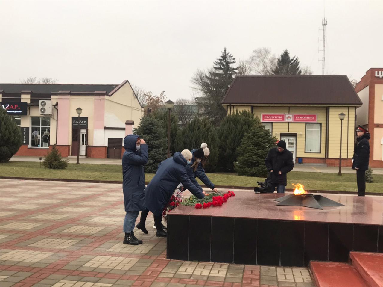 В День защитника Отечества возложили цветы к обелиску Славы в Каневской