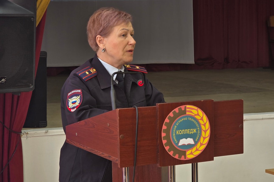 Полицейские проводят профилактические беседы с подростками