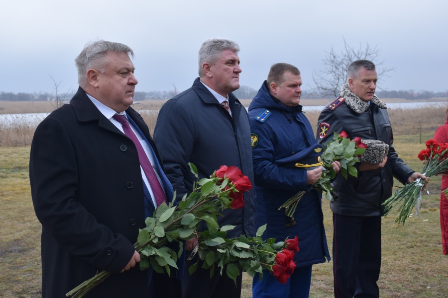 Глава района возложил цветы к памятнику, установленному на месте расстрела мирных жителей и десантников во время войны