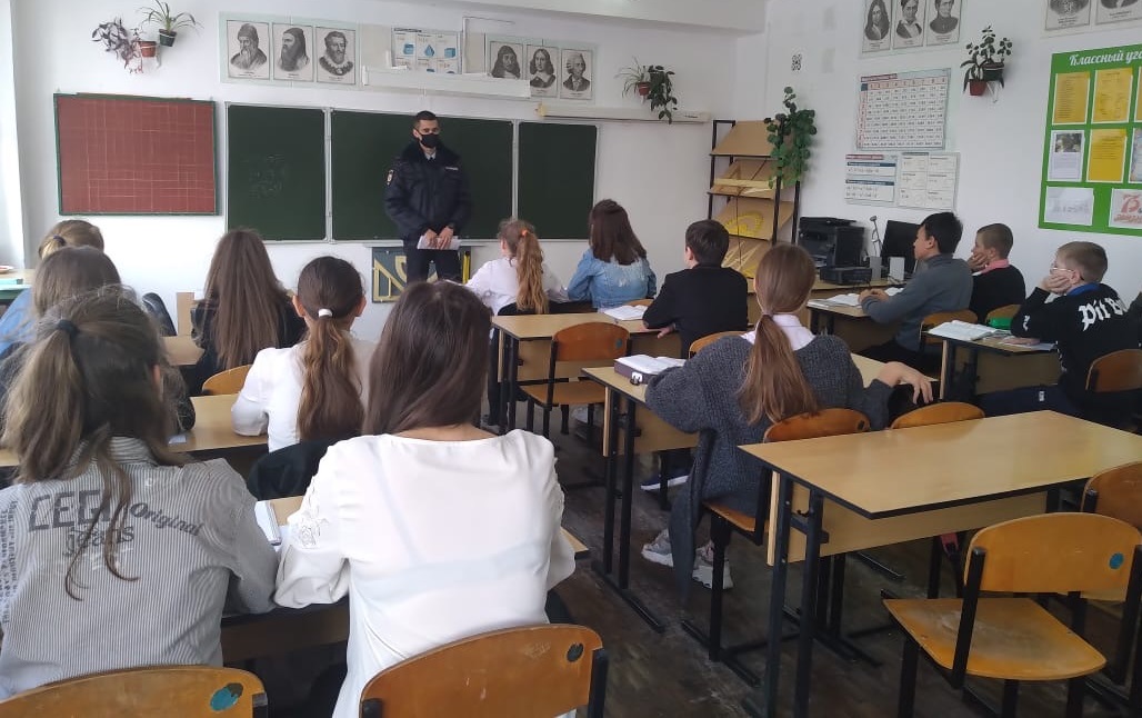 Каневские полицейские провели лекции для учащихся школ района