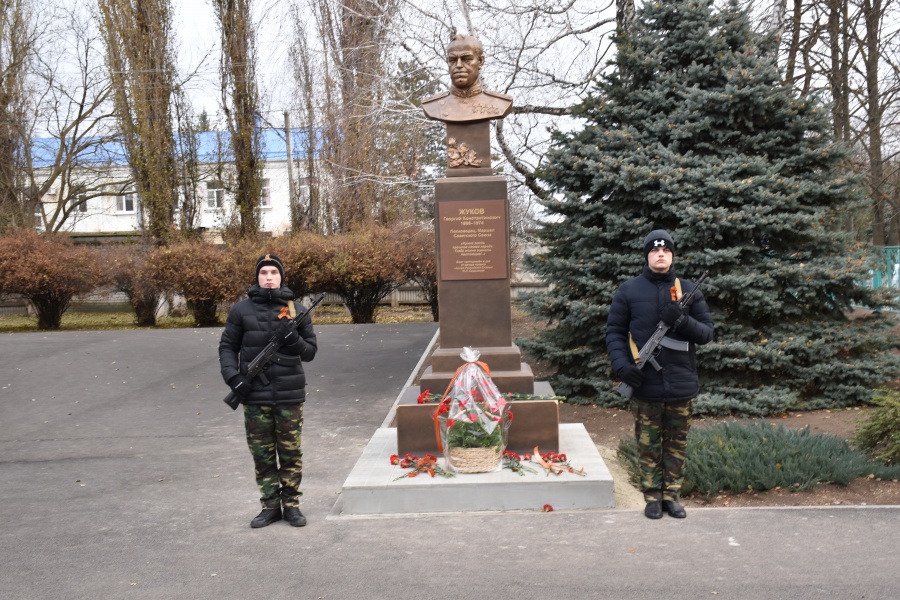 На территории шестой школы открыли мемориальную доску и бюст Г.К. Жукову
