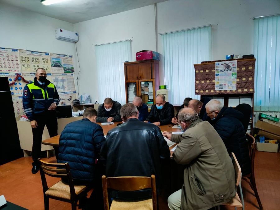 Дорожные полицейские провели занятия для водителей школьных автобусов