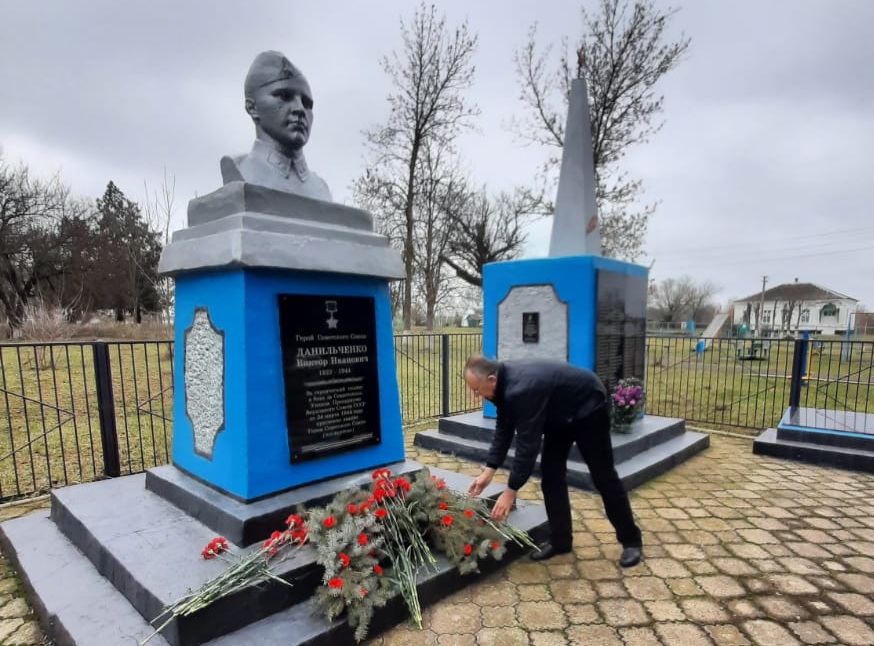 Жители станицы Александровской возложили цветы к бюсту Героя Советского Союза