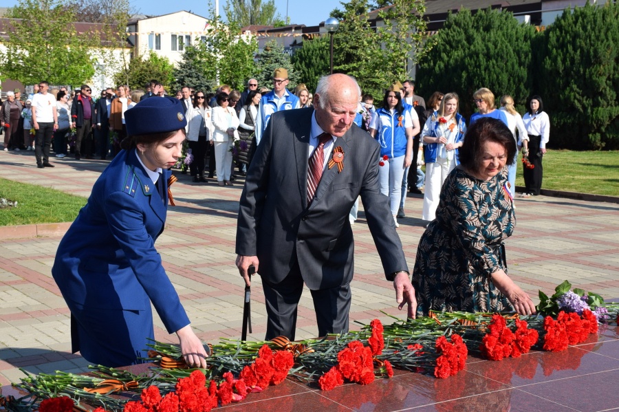 В честь 81-й годовщины Великой Победы каневчане возложили цветы к обелиску и мемориальной стене Славы