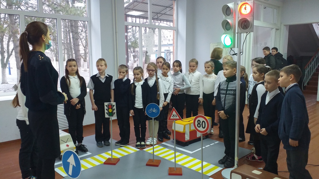 Дорожные полицейские провели урок безопасности для учащихся четвертой школы