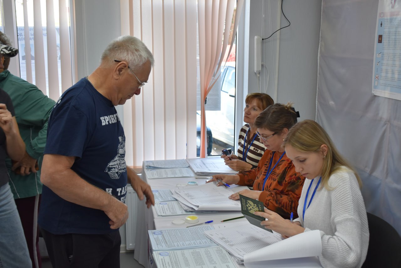 На избирательном участке № 17-11 многолюдно